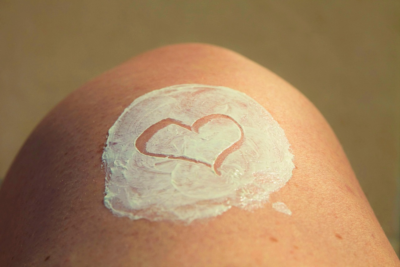 Vrouw die zonnebrand aanbrengt op haar gezicht tijdens zomerhitte