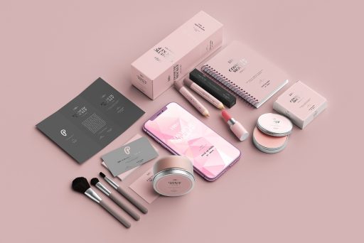 Koreaanse huidverzorgingsproducten op een witte ondergrond, waaronder een toner, serum en moisturizer