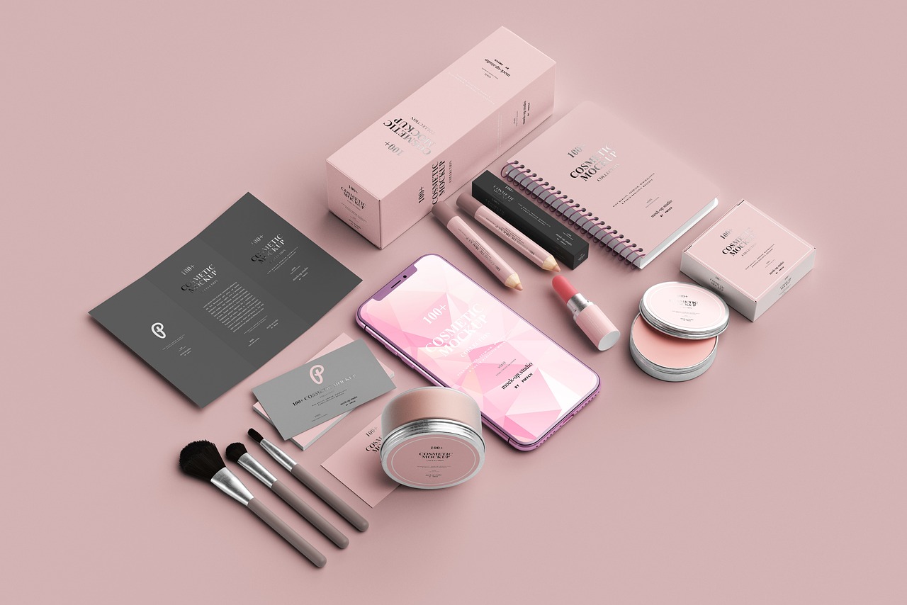 Koreaanse huidverzorgingsproducten op een witte ondergrond, waaronder een toner, serum en moisturizer