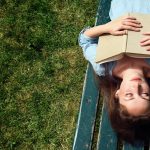 Vrouw zit ontspannen buiten in de tuin op een zomerse dag