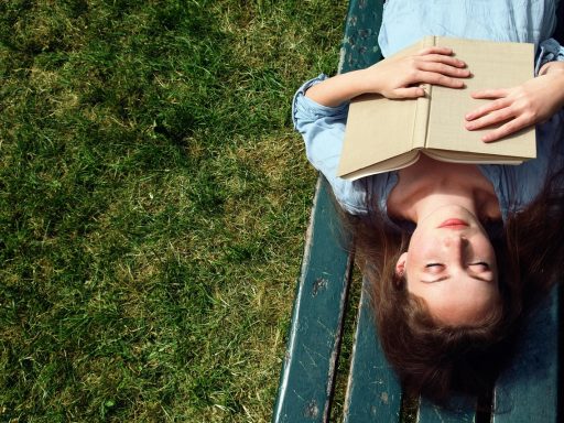 Vrouw zit ontspannen buiten in de tuin op een zomerse dag