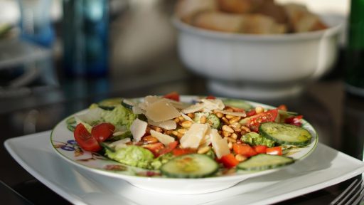Gezin aan een zomerse eettafel met verse, lichte maaltijden