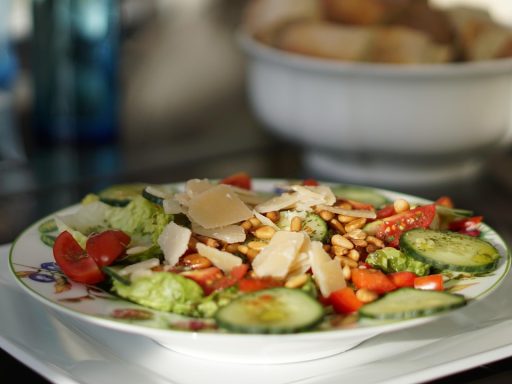 Gezin aan een zomerse eettafel met verse, lichte maaltijden