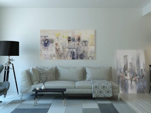 Gezellige woonkamer met woonboerderij interieur stijl, linnen kussens en houten accessoires in een appartement