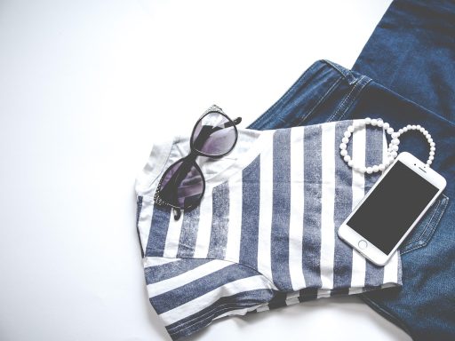 Vrouw in luchtige linnen outfit op een zonnige zomerdag