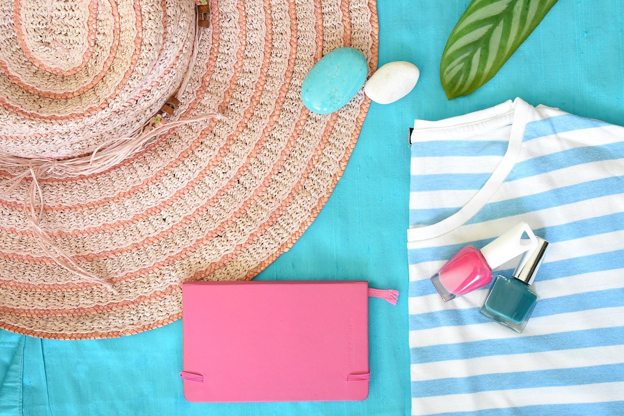 Vrouwelijke handen met zomerse nagellak in koraal en fuchsia tinten