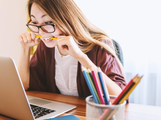 Vrouw op kantoor die huidverzorging aanbrengt bij een desktop-vernevelaar