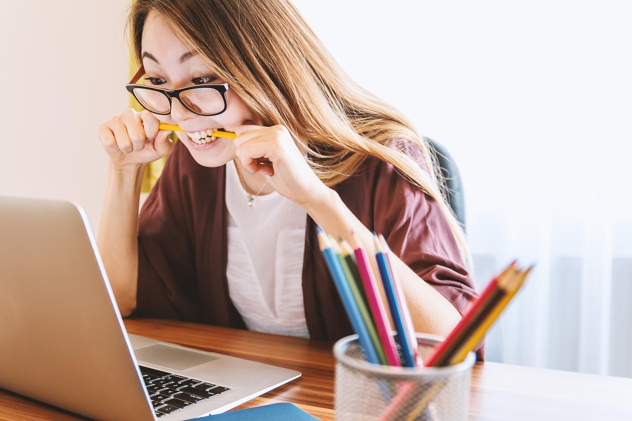 Vrouw op kantoor die huidverzorging aanbrengt bij een desktop-vernevelaar