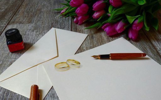 Een sierlijke envelop met geld als bruiloftscadeau, versierd met een handgeschreven kaart en droogbloemen