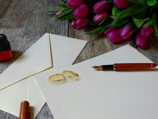 Een sierlijke envelop met geld als bruiloftscadeau, versierd met een handgeschreven kaart en droogbloemen