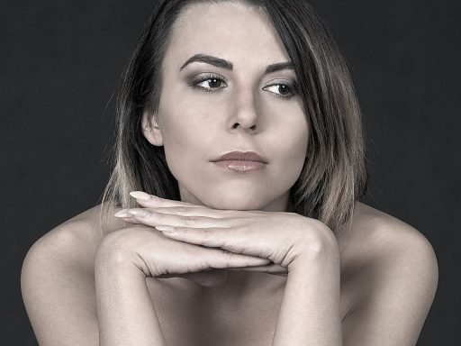 Close-up van vrouwenhanden met geribbelde nagels die worden onderzocht