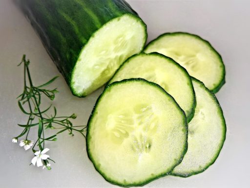 Kom met verkoelende zomersalade van komkommer en watermeloen