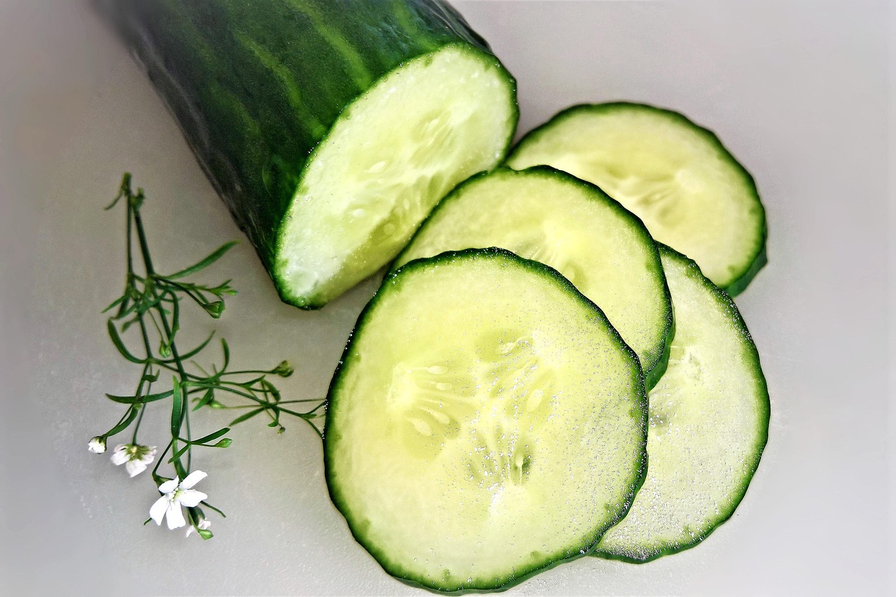 Kom met verkoelende zomersalade van komkommer en watermeloen
