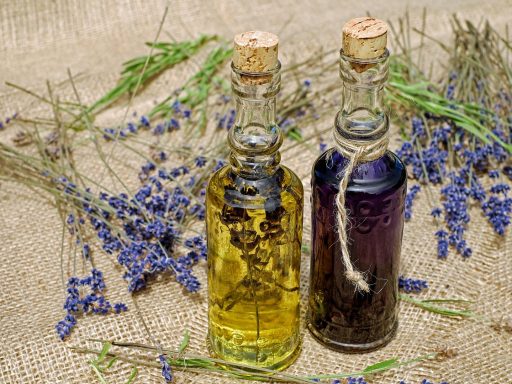 Vrouw die warme olie inwrijft op haar gezicht als onderdeel van een ayurvedisch huidverzorgingsritueel