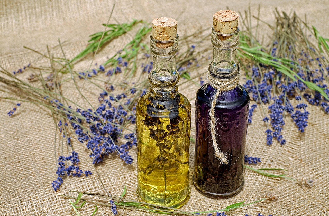 Vrouw die warme olie inwrijft op haar gezicht als onderdeel van een ayurvedisch huidverzorgingsritueel