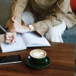 Vrouw schrijft in notitieboekje als onderdeel van een zelfreflectie-oefening voor bindingsangst