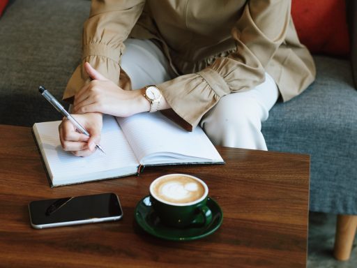Vrouw schrijft in notitieboekje als onderdeel van een zelfreflectie-oefening voor bindingsangst