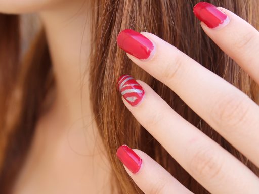 Verschillende flesjes blauwe nagellak in tinten van ijsblauw tot navy op een lichte ondergrond