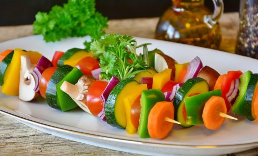 Hartige taart met pompoen, geitenkaas en vijg op een houten plank, klaar om te serveren als voorgerecht