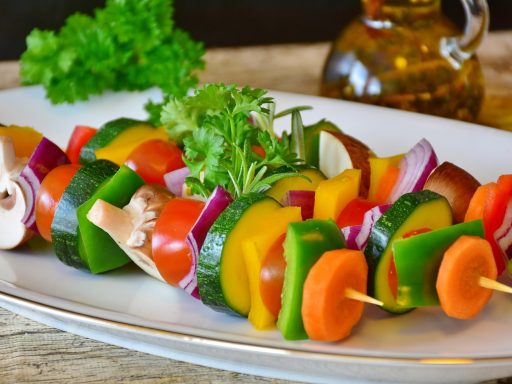 Hartige taart met pompoen, geitenkaas en vijg op een houten plank, klaar om te serveren als voorgerecht
