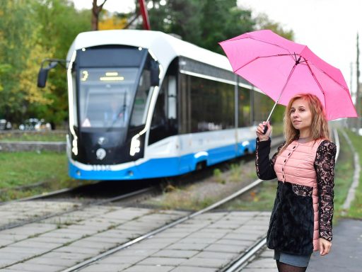 Vrouw boven de veertig in een stijlvolle herfstjas op straat