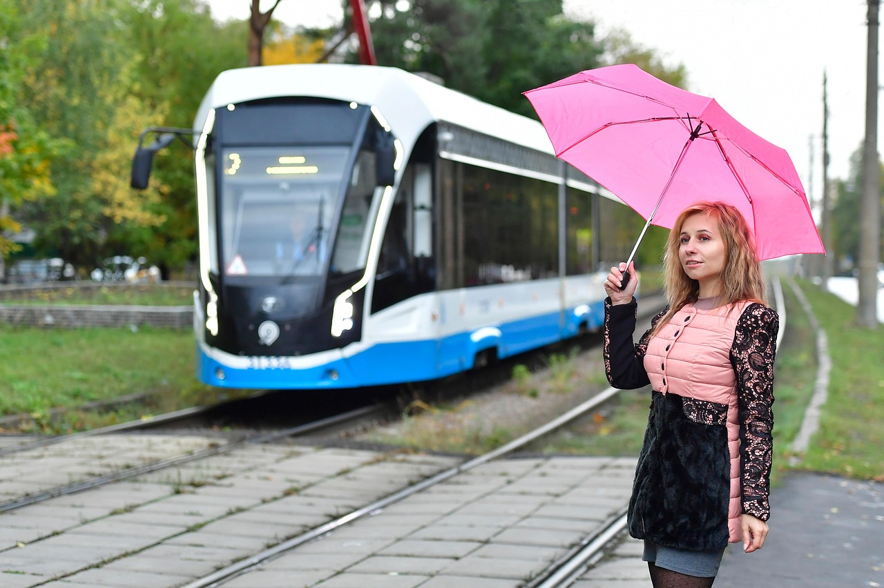 Vrouw boven de veertig in een stijlvolle herfstjas op straat