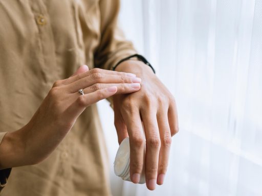Vrouw brengt huidverzorging aan in haar ochtendroutine