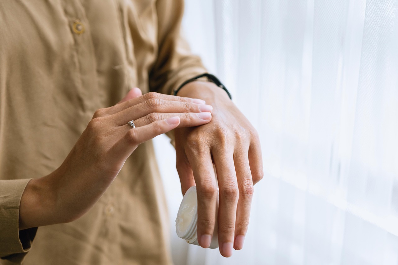Vrouw brengt huidverzorging aan in haar ochtendroutine