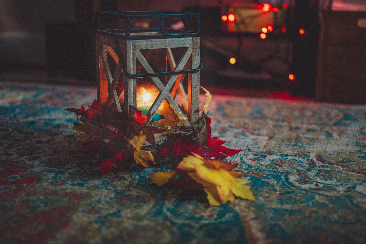 Gezellige Scandinavische woonkamer met kaarsen, een wollen plaid en warm lampicht als voorbeeld van een hygge interieur