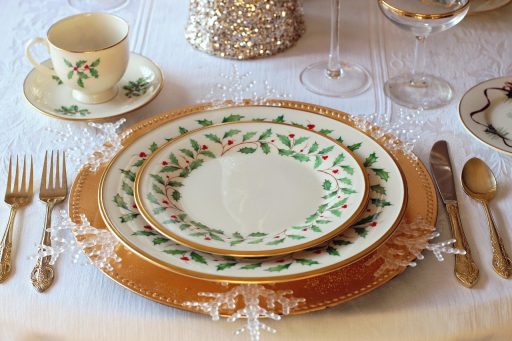 Een minimalistische Japandi herfstafel met keramisch servies, linnen loper en ongebleekte kaarsen