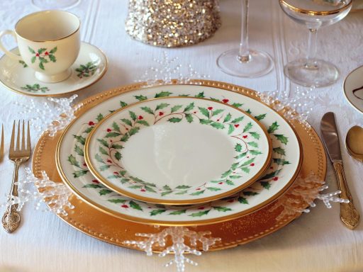 Een minimalistische Japandi herfstafel met keramisch servies, linnen loper en ongebleekte kaarsen