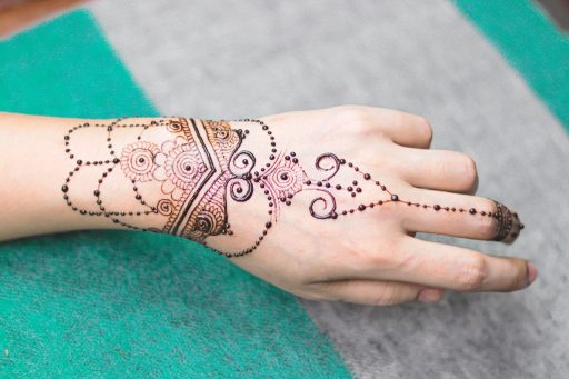 Marokkaanse henna patronen op de handen van een bruid