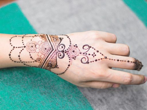 Marokkaanse henna patronen op de handen van een bruid