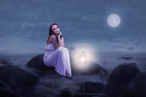 Vrouw zit bij een raam in herfstig daglicht, reflecterend over haar stemming