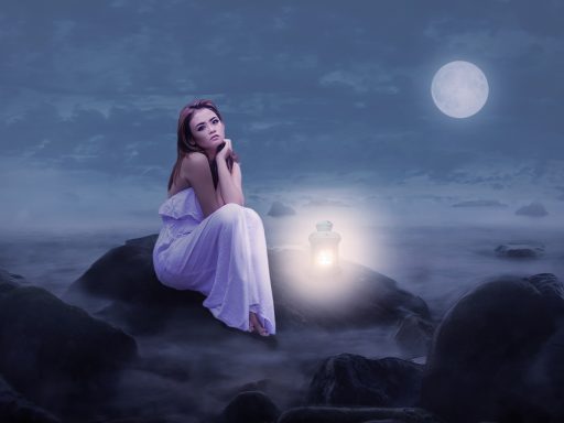 Vrouw zit bij een raam in herfstig daglicht, reflecterend over haar stemming