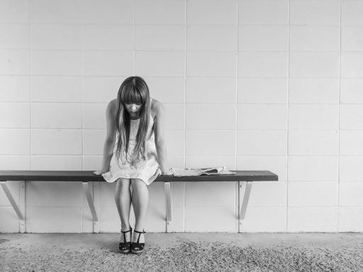 Vrouw kijkt vermoeid in de spiegel en bekijkt haar huid