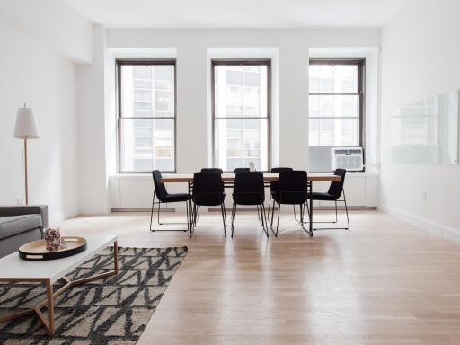 Licht vloerkleed in een kleine woonkamer met bank en salontafel