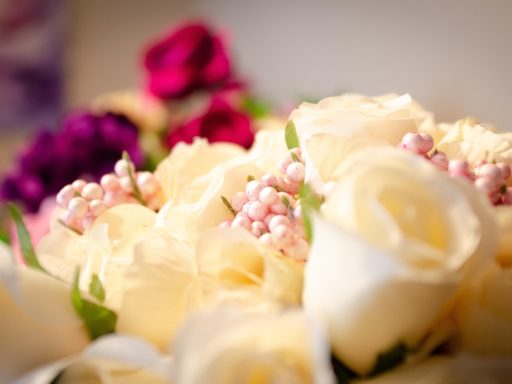 Zelfgemaakt bloemstuk op een bruiloftstafel met rozen en eucalyptus
