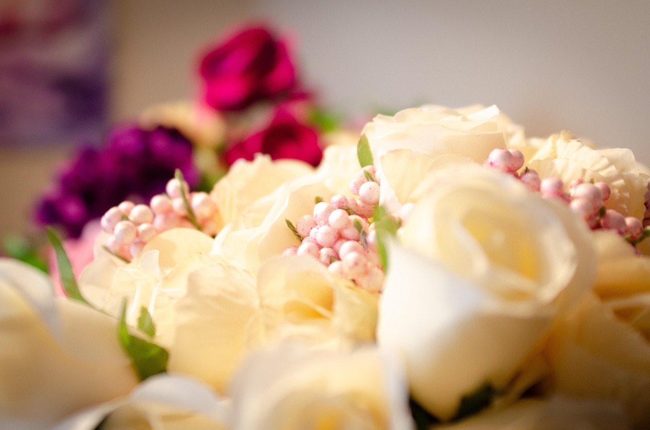 Zelfgemaakt bloemstuk op een bruiloftstafel met rozen en eucalyptus
