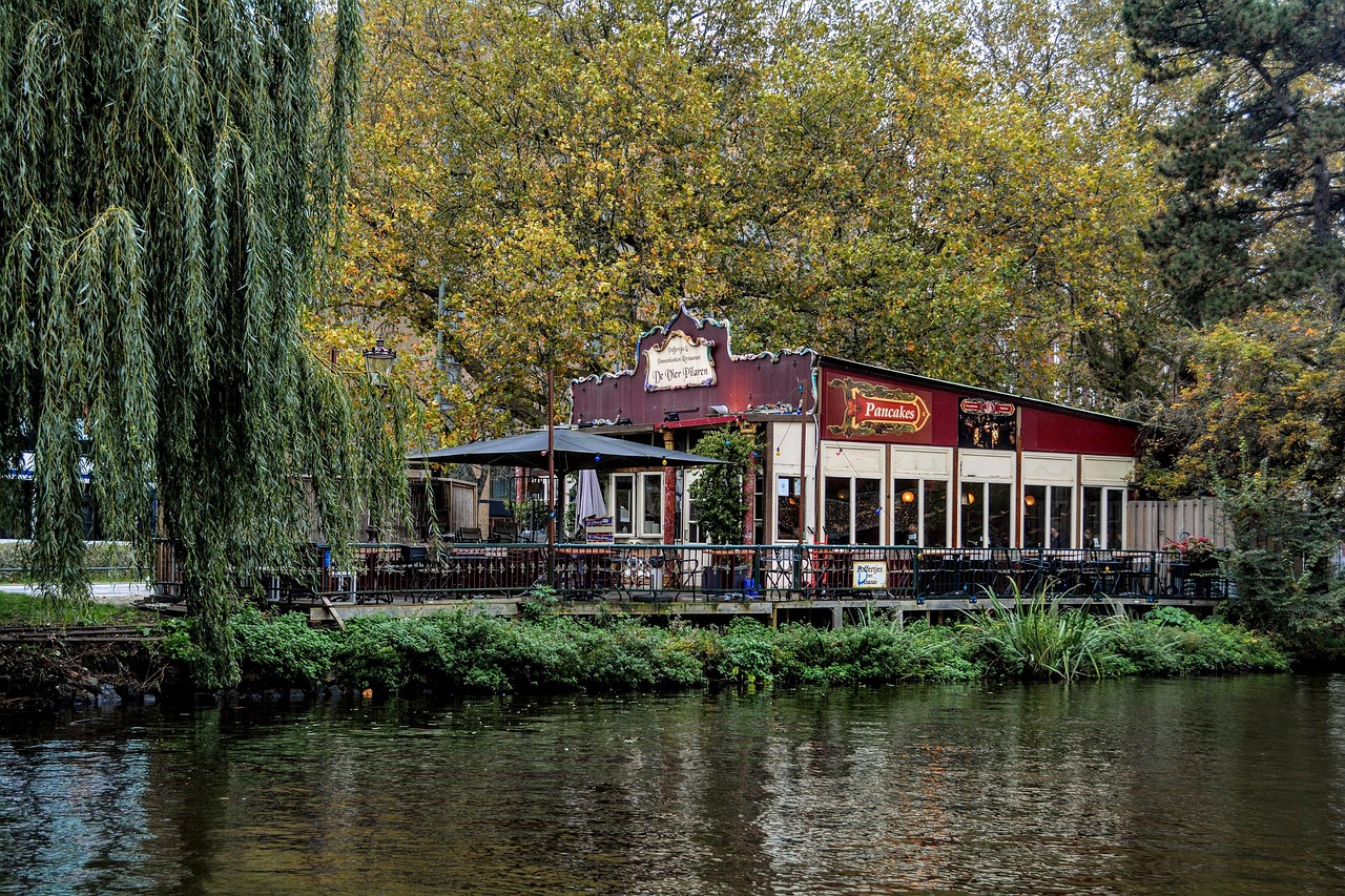 Vrouwen aan tafel in een duurzaam restaurant in Nederland met een seizoensmenu