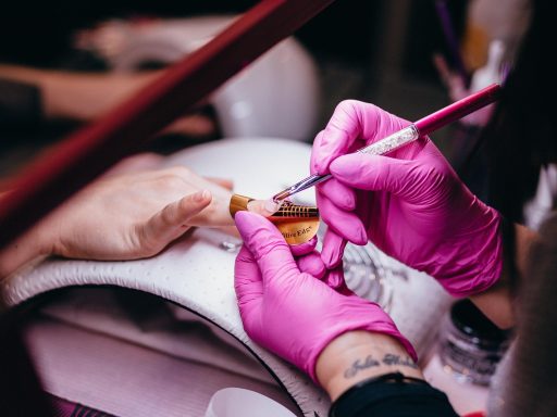 Vrouw die haar nagels laat behandelen in een nagelstudio