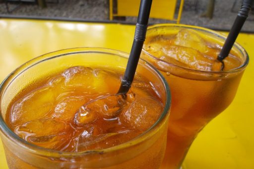 Vrouw die even rust neemt met een kop thee in haar handen