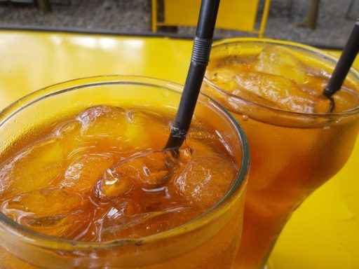 Vrouw die even rust neemt met een kop thee in haar handen